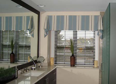 Bathroom-curtain-with-calm-color